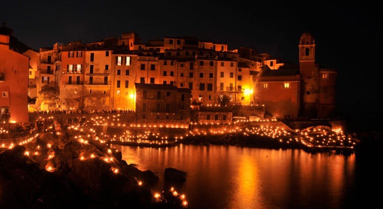 Tellaro, Liguria: Christmas lights