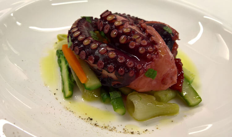 Summer Recipes - Steamed tentacles with vegetables and organic lemon juice