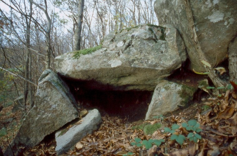 Cinque Terre dolmen in riomaggiore