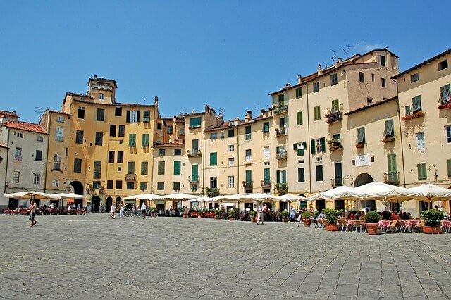 Lucca square by Saverio Giusti